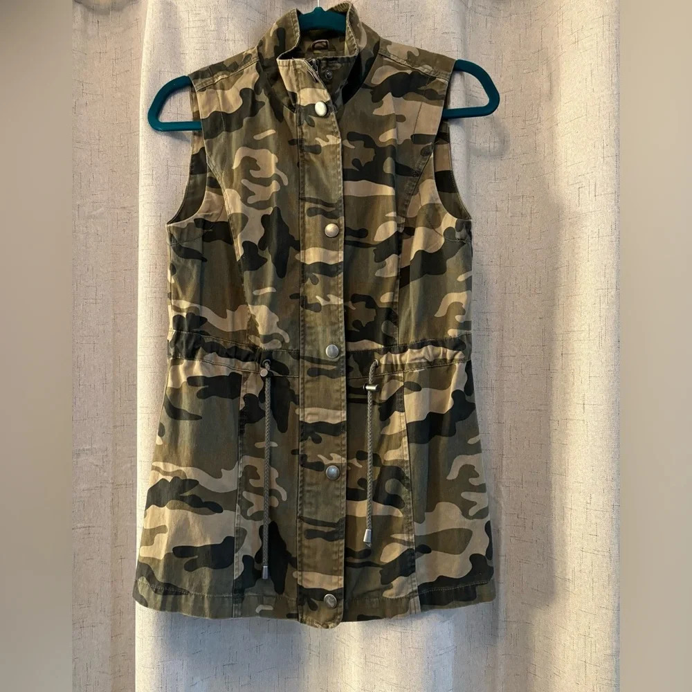Ci Sono Camouflage Vest Zippered with snaps and cinch tie option. Size‎ S.